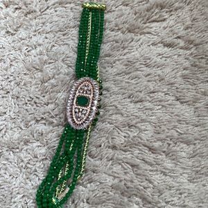 Adjustable green chocker with earrings.